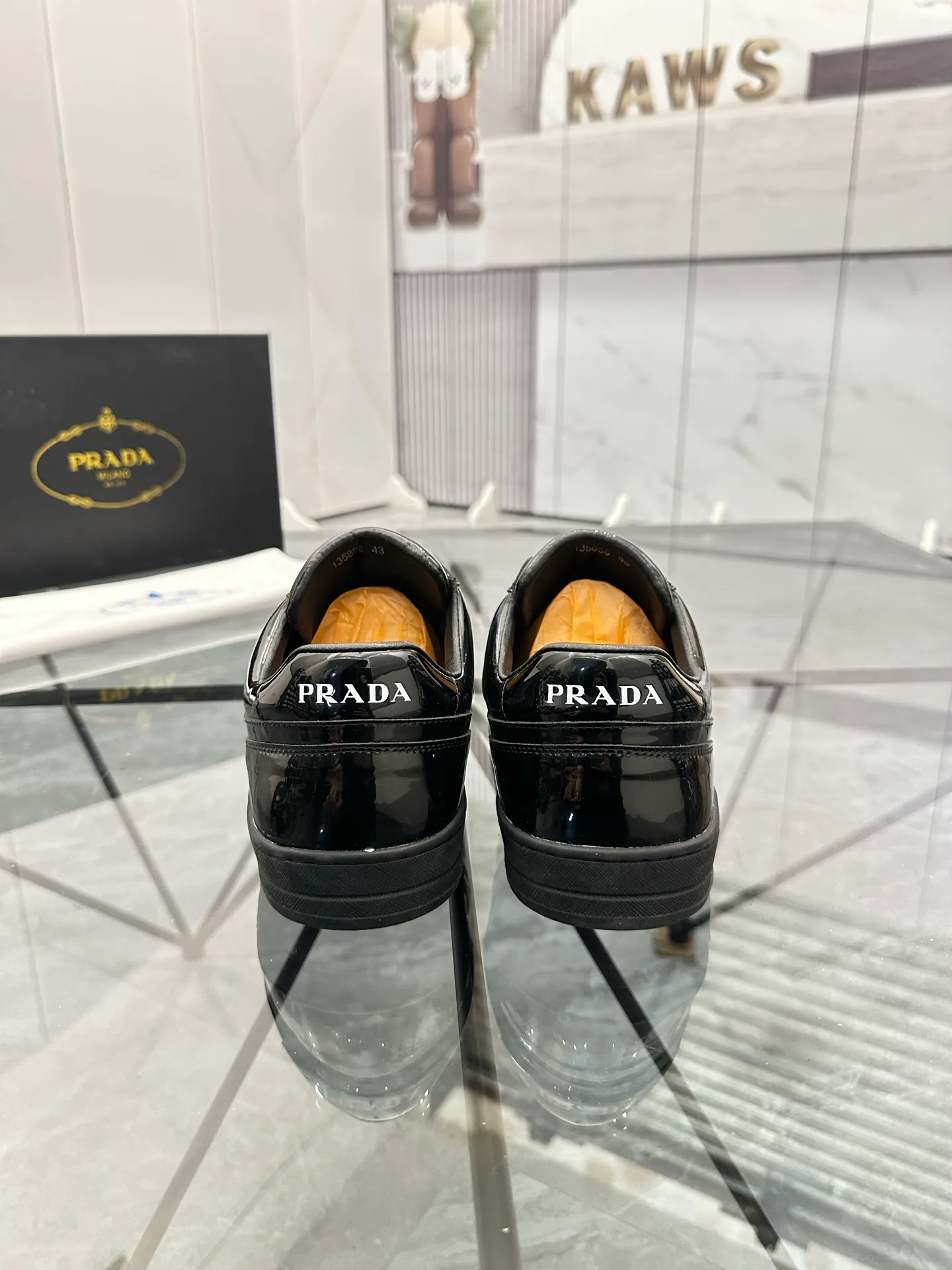 Men's shoes: 💰P400¥ Product trademark: Prada *"Prada*" low-top casual shoes Regular size: 38-44 (can be customized to 45) Product materials: imported cowhide upper, sheepskin lining, original outsole. Number: 020